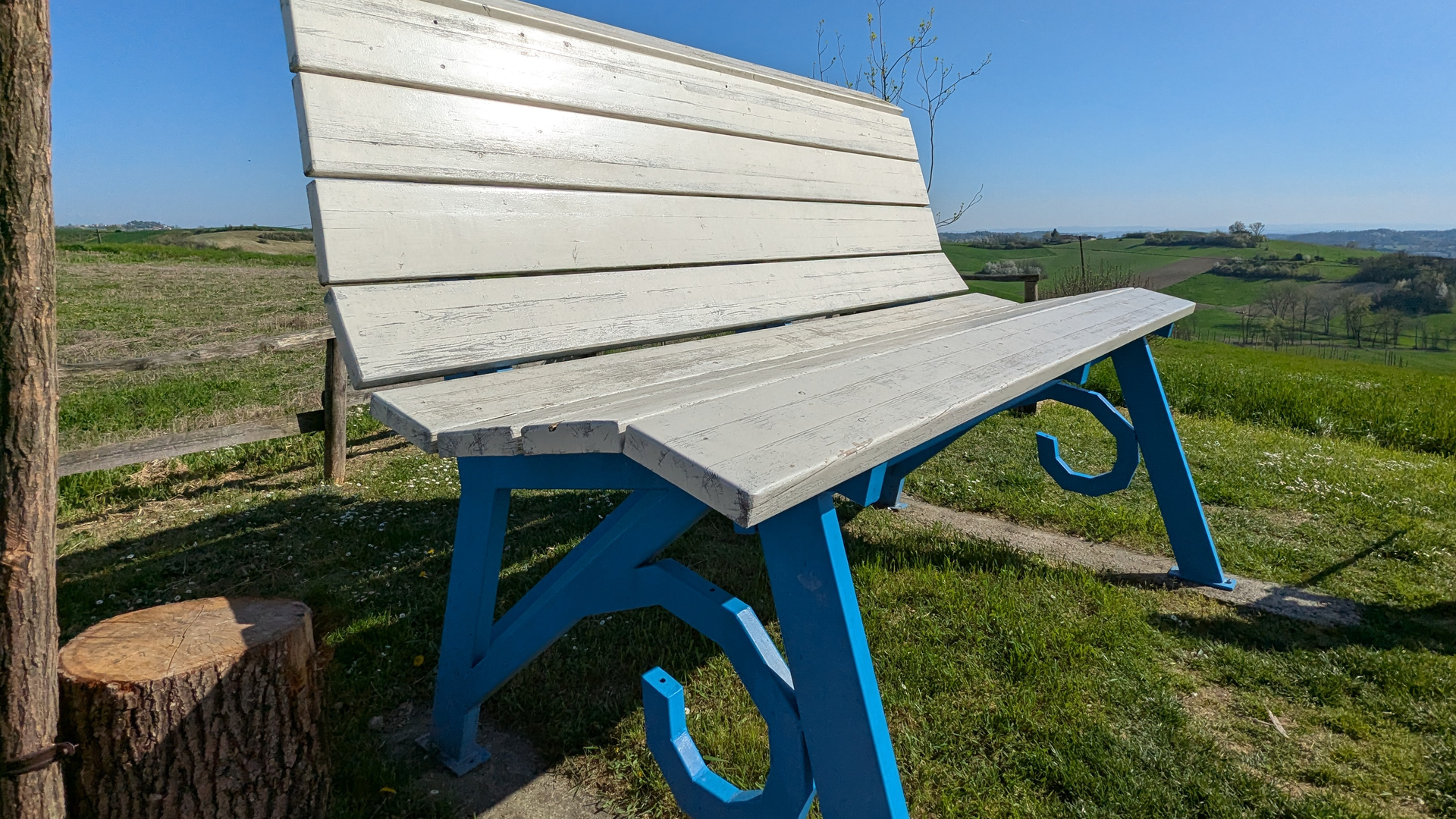 Panchina gigante sulle colline di Calliano Monferrato (foto Andrea Musuruane, CC BY-SA 4.0)